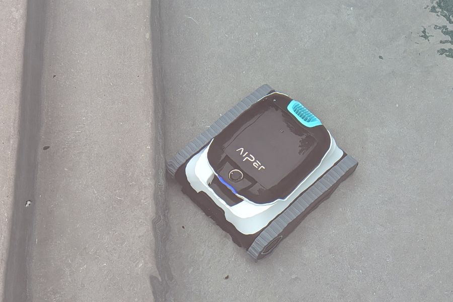 Scuba N1 in a pool shallow end