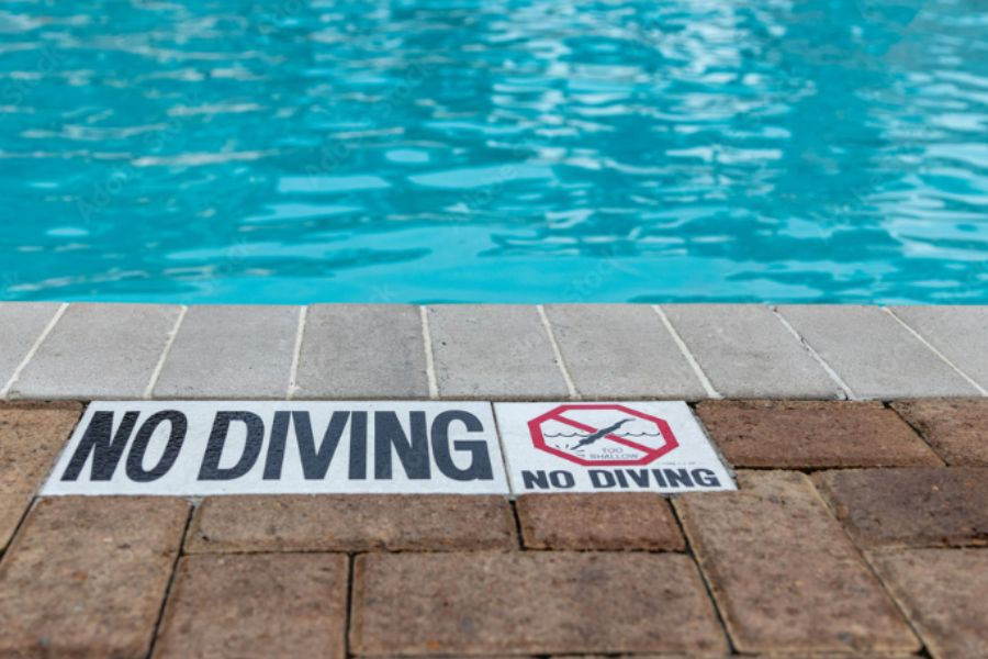 no diving in a pool shallow end