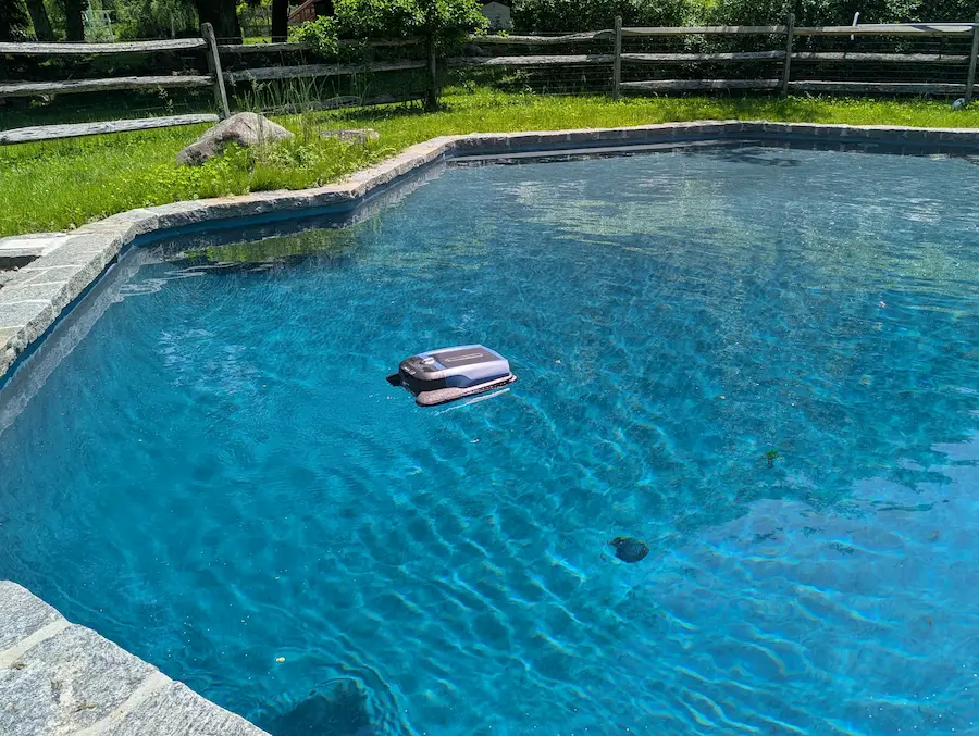 Betta Flex skimming pool surface